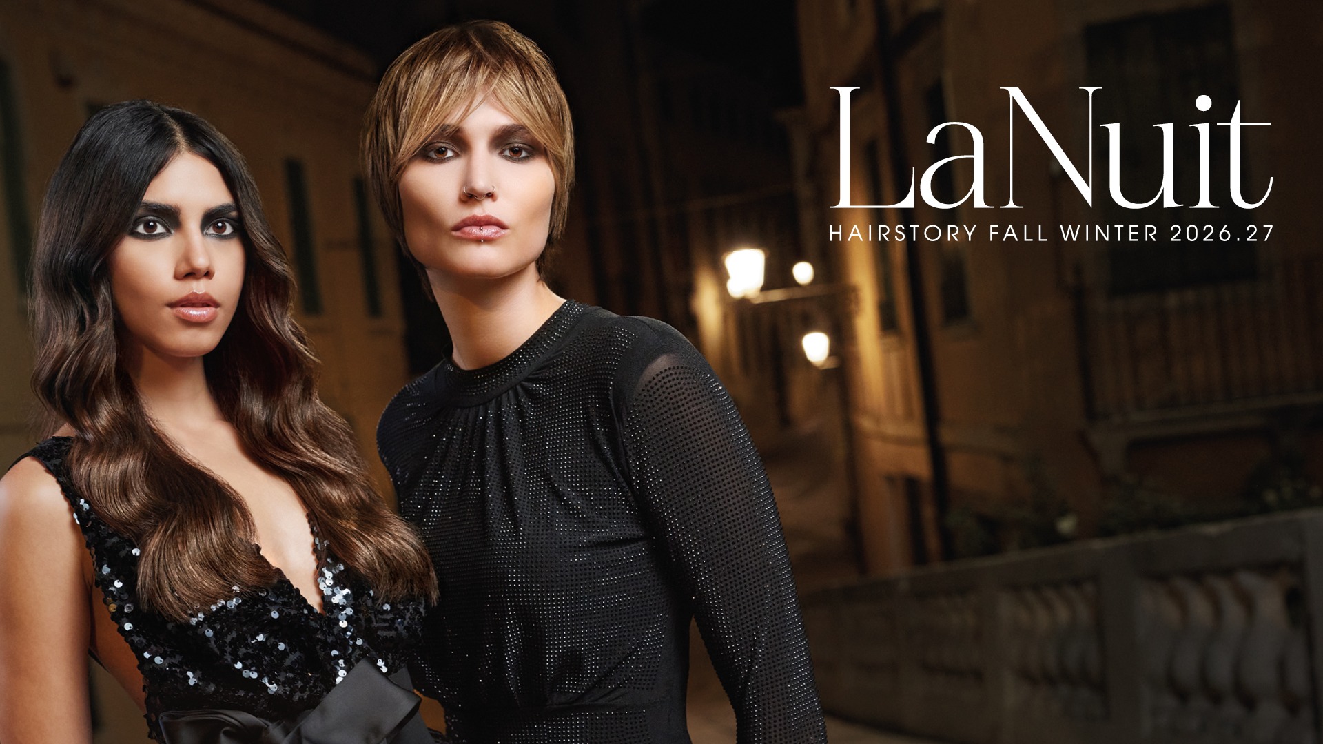 immagine di due donne durante la notte, una con i capelli corti e l'altra con i capelli lunghi